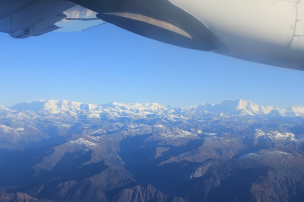 飛行機が山肌を駆け抜ける！ブータン渡航はスリルが満点？！