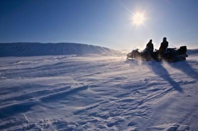 スノーモービルで雪山旅行