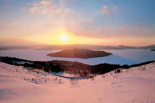 知床連山と流氷日の出