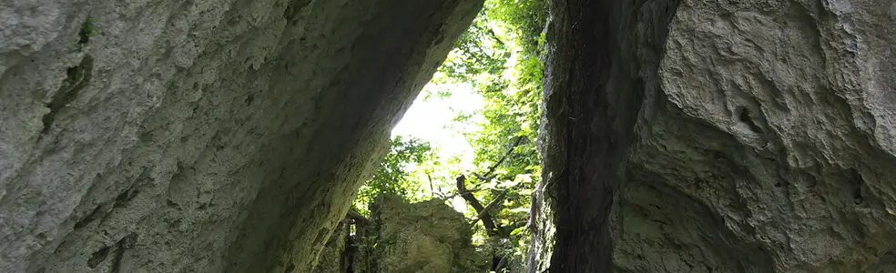 たまには一人でリフレッシュ！沖縄ひとり旅のススメ｜斎場御嶽