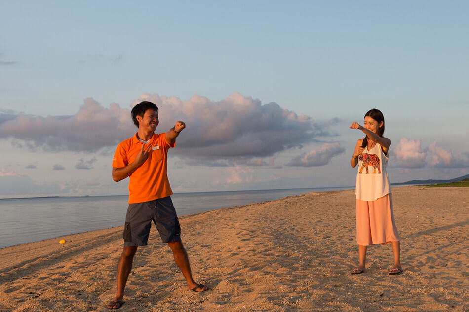 【小浜島・最高の朝体験】絶景ビーチで太陽パワーを全身に浴びる1日のはじまり