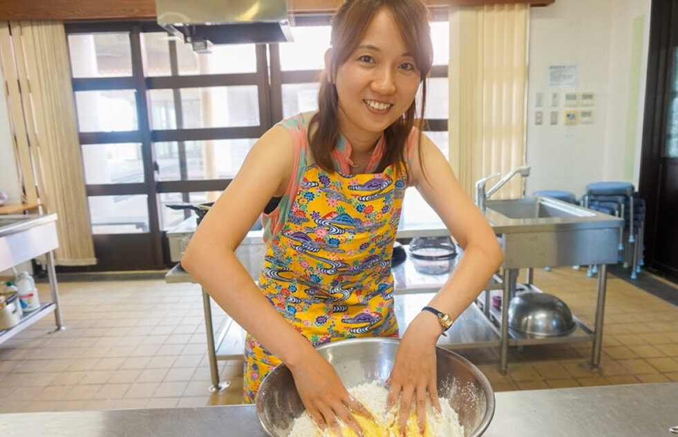 沖縄・久米島でサーターアンダギー作りに挑戦！ 地元のおばぁと楽しいお菓子作り♪