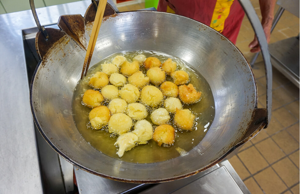 沖縄・久米島でサーターアンダギー作りに挑戦！ 地元のおばぁと楽しいお菓子作り♪