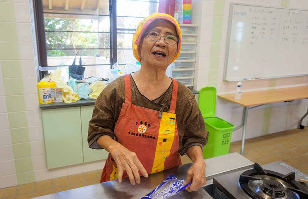 沖縄・久米島でサーターアンダギー作りに挑戦！ 地元のおばぁと楽しいお菓子作り♪