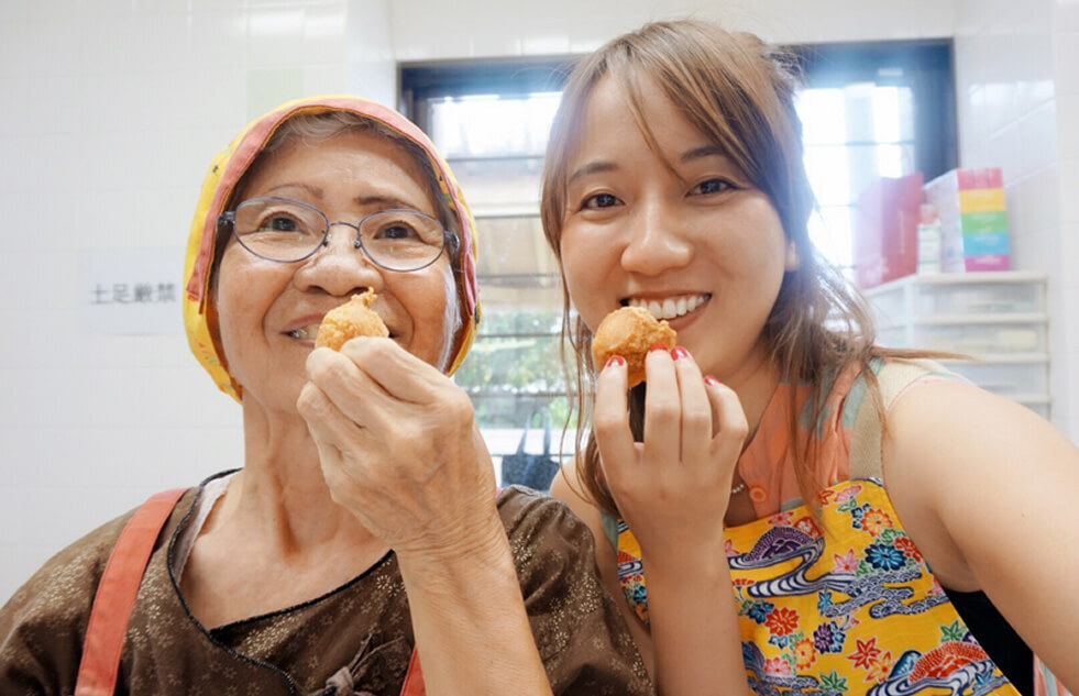 沖縄・久米島でサーターアンダギー作りに挑戦！ 地元のおばぁと楽しいお菓子作り♪