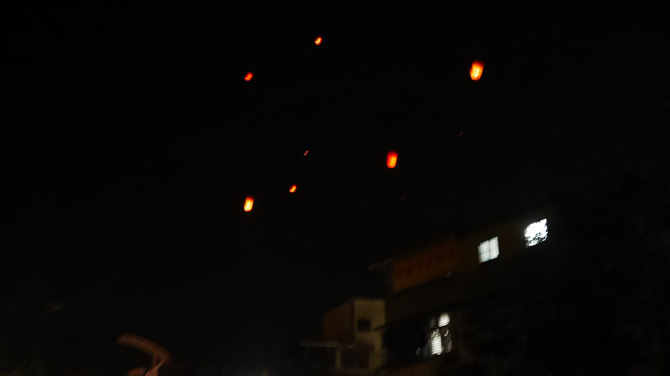 夜空に浮かぶ天燈